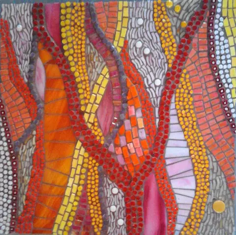Abstrakte Mosaikarbeit in Rot, Orange und Grau