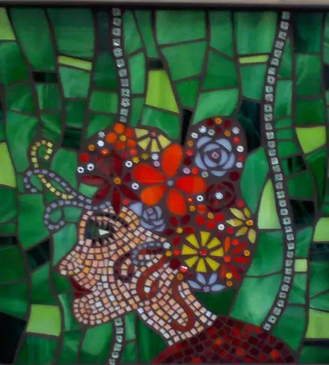 Mosaikarbeit mit floralen und figürlichen Formen