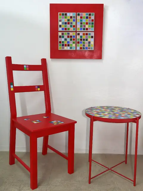 Mosaikobjekt mit rotem Stuhl und Tisch