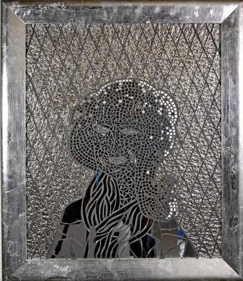 Silberfarbenes Mosaikporträt