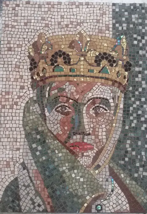 Mosaikporträt mit Krone